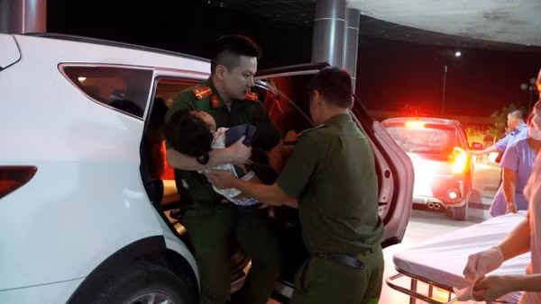 Cháu bé được lực lượng Công an tỉnh Lạng Sơn kịp thời cấp cứu.