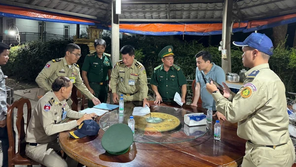 Các lực lượng chức năng Việt Nam và Campuchia bàn bạc các phương án.