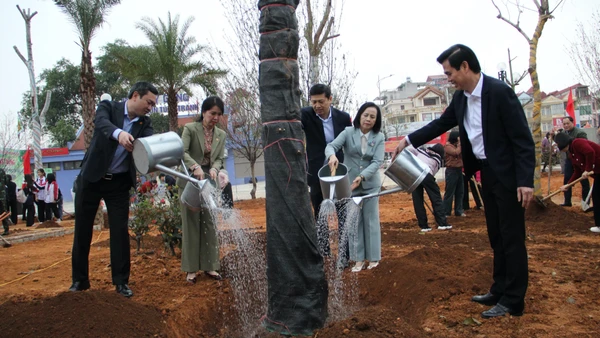 Các đồng chí Thường trực Tỉnh ủy Lạng Sơn tham gia Tết trồng cây năm 2026.