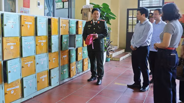 Đoàn công tác của Bộ Công an kiểm tra thực trạng tại Trường Mầm non Hoàng Văn Thụ.