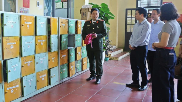 Đoàn công tác của Bộ Công an kiểm tra thực trạng tại Trường Mầm non Hoàng Văn Thụ.