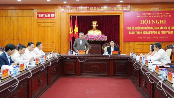 Đồng chí Chủ nhiệm Ủy ban kiểm tra Trung ương phát biểu chỉ đạo hội nghị.