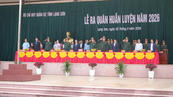 Các đại biểu tiến hành nghi thức chào cờ tại buổi lễ.