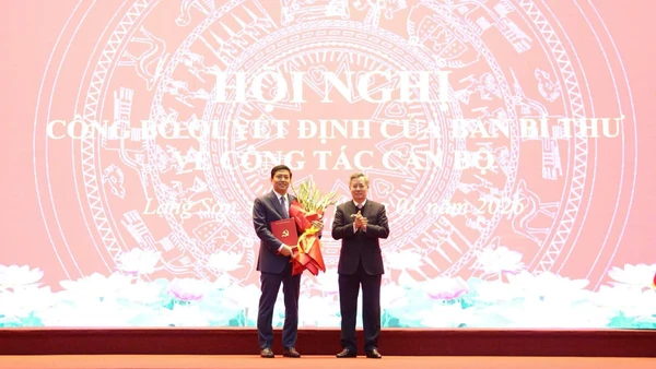 Đồng chí Nguyễn Quang Dương, Ủy viên Trung ương Đảng, Phó Trưởng Ban Tổ chức Trung ương trao quyết định, tặng hoa cho đồng chí Vũ Hoàng Anh, Phó Bí thư Tỉnh ủy Lạng Sơn nhiệm kỳ 2025-2030.