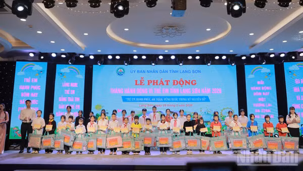 Ban tổ chức trao các phần quà cho các em thiếu nhi trong khuôn khổ chương trình.