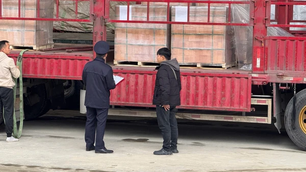 Công chức Hải quan cửa khẩu Quốc tế Hữu Nghị kiểm tra hàng hóa xuất nhập khẩu.