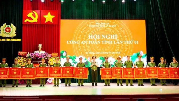 Thượng tướng Phạm Thế Tùng trao Cờ thi đua của Bộ Công an cho các đơn vị dẫn đầu các cụm thi đua trực thuộc Công an tỉnh An Giang có thành tích xuất sắc.