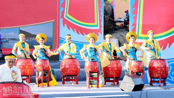 Tiết mục trống hội tại Lễ Nghinh Thần. 