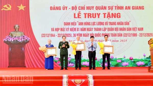 Đồng chí Nguyễn Tiến Hải, Ủy viên Trung ương Đảng, Bí thư Tỉnh ủy An Giang và Trung tướng Hồ Văn Thái, Chính ủy Quân khu 9 trao quyết định truy tặng danh hiệu Anh hùng Lực lượng vũ trang nhân dân cho gia đình Thượng tá Nguyễn Thành Kính, Thiếu tá Võ Đông Trạch và gia đình Liệt sĩ Trần Văn Tủy.
