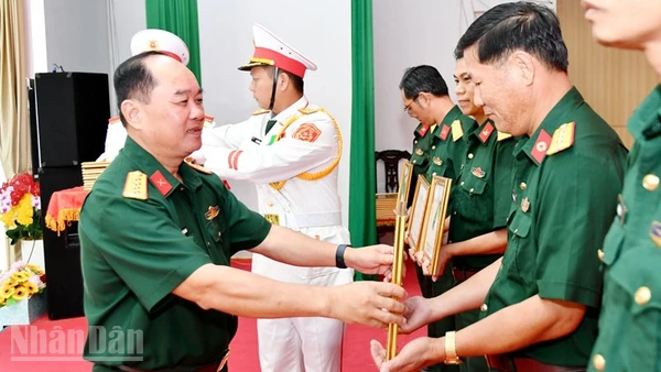 Lãnh đạo Bộ Chỉ huy Quân sự tỉnh An Giang trao danh hiệu thi đua cho các tập thể, cá nhân có thành tích xuất sắc trong phong trào thi đua Quyết thắng năm 2025.
