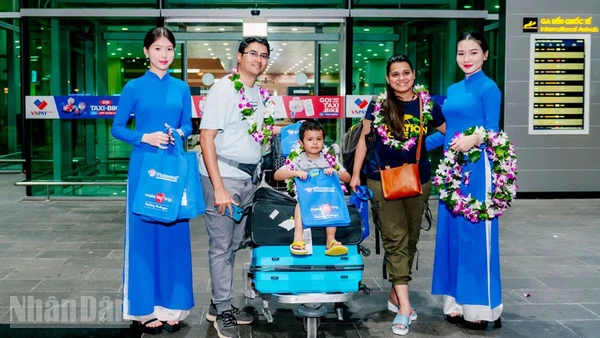 Gia đình du khách Ấn Độ được chào đón ở Phú Quốc.