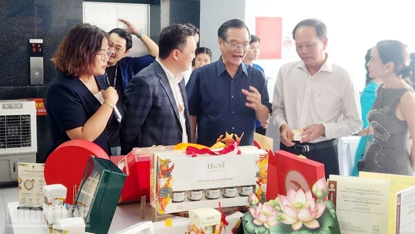  Đại biểu tham quan các sản phẩm từ yến.