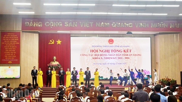 Biểu diễn văn nghệ tại Hội nghị tổng kết công tác Hội đồng nhân dân tỉnh An Giang khóa X, nhiệm kỳ 2021-2026. 