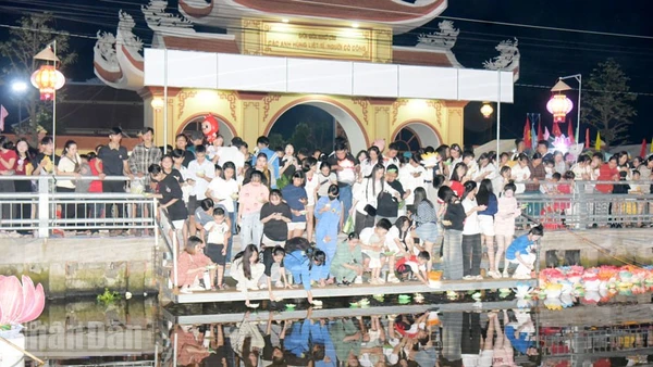 Hoạt động thả đèn hoa đăng, với mong muốn gửi gắm ước nguyện về sức khỏe, bình an và tài lộc đến với mọi người.