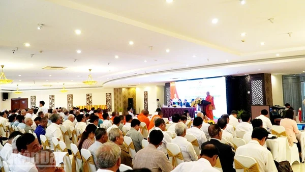 Quang cảnh Hội nghị tiếp xúc với đồng bào các dân tộc thiểu số vùng đồng bằng sông Cửu Long. 