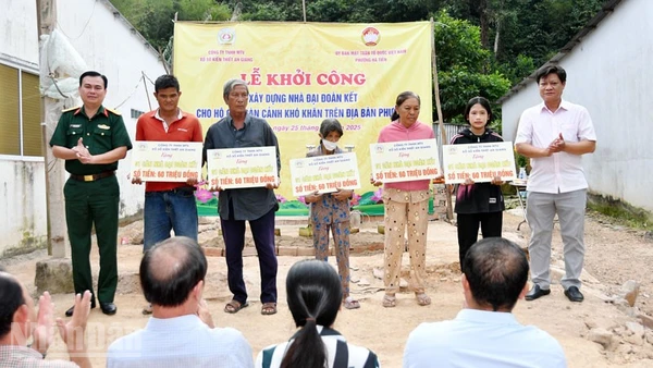 Bộ Chỉ huy quân sự tỉnh An Giang đã trao bảng tượng trưng tài trợ xây dựng 10 căn nhà Đại đoàn kết cho người dân phường Hà Tiên.