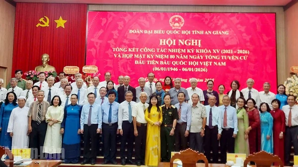 Các đồng chí Ủy viên Trung ương Đảng, lãnh đạo tỉnh chụp ảnh lưu niệm với các đại biểu Quốc hội, nguyên đại biểu Quốc hội đơn vị tỉnh An Giang qua các khóa.