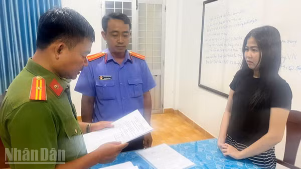 Bị can Trần Thị Thanh Nguyên (áo đen).