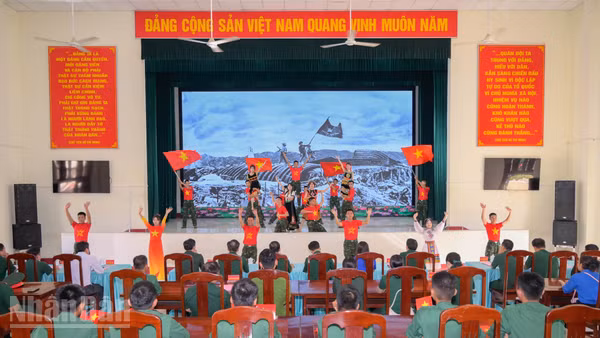 Đoàn viên thanh niên biểu diễn các tiết mục văn nghệ tại lễ phát động Chiến dịch thanh niên tình nguyện hè năm 2026. (Ảnh: PHƯƠNG VŨ)