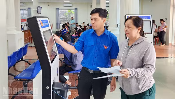Viên chức Trung tâm phục vụ hành chính công phường Rạch Giá hướng dẫn người dân thực hiện thủ tục hành chính.