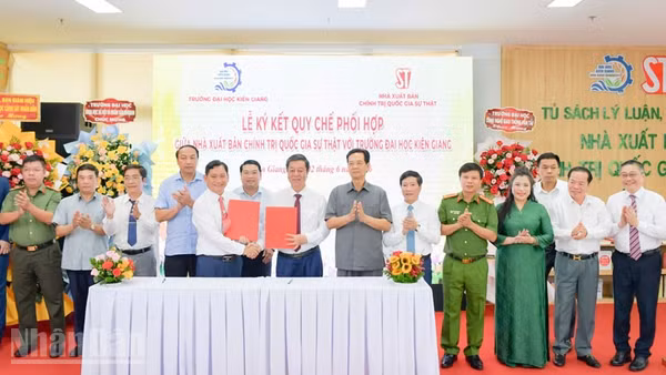 Lãnh đạo Nhà xuất bản Chính trị quốc gia Sự thật và Trường Đại học Kiên Giang ký kết quy chế phối hợp trong giai đoạn mới. 