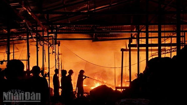  Lực lượng chức năng tích cực chữa cháy. 