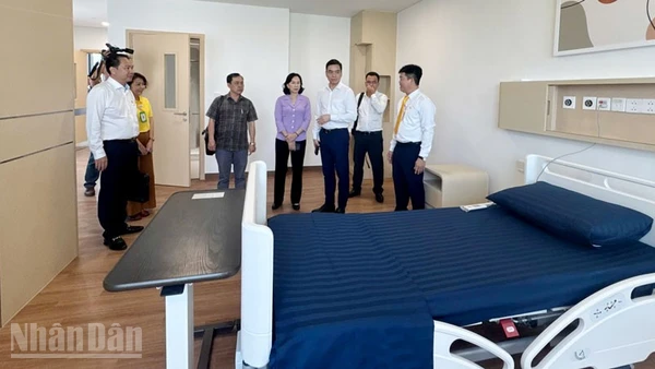 Đoàn công tác của Bộ Y tế và lãnh đạo tỉnh An Giang khảo sát trực tiếp tại các bệnh viện ở Phú Quốc. 