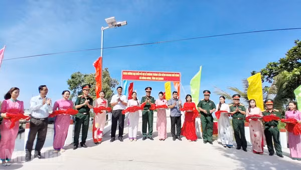 Đại biểu thực hiện nghi thức khánh thành cầu Kênh Ngang Chủ Vàng.