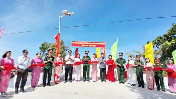 Đại biểu thực hiện nghi thức khánh thành cầu Kênh Ngang Chủ Vàng.