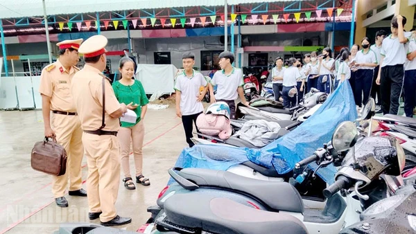  Lực lượng Cảnh sát giao thông Công an tỉnh An Giang kiểm tra bãi giữ xe một trường học trên địa bàn. 