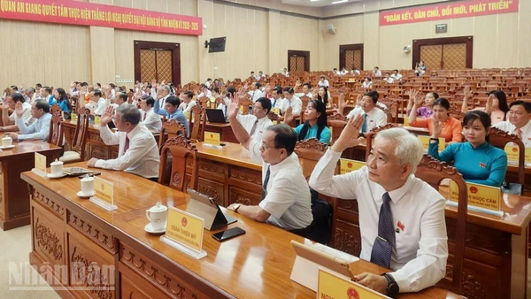 Đại biểu Hội đồng nhân dân tỉnh An Giang biểu quyết thông qua Nghị quyết quyết định chủ trương đầu tư Dự án Trung tâm tổ chức Hội nghị APEC. 