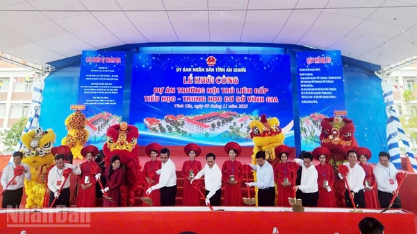 Phó Thủ tướng Bùi Thanh Sơn và các đồng chí lãnh đạo Bộ Giáo dục và Đào tạo, tỉnh An Giang thực hiện nghi thức khởi công công trình Trường nội trú liên cấp tiểu học-trung học cơ sở Vĩnh Gia. 