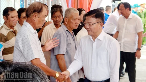 Phó Thủ tướng Chính phủ Lê Thành Long dự Ngày hội đại đoàn kết toàn dân tộc năm 2025 tại khu phố Minh Long, xã Châu Thành, tỉnh An Giang.