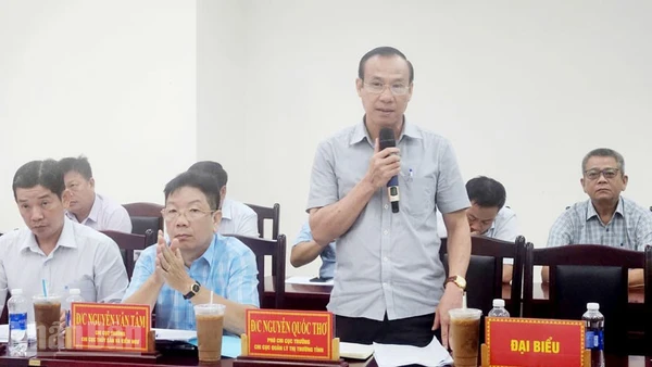 Ông Nguyễn Quốc Thơ, Phó Chi cục trưởng Chi cục Quản lý thị trường tỉnh An Giang phát biểu tại giao ban báo chí định kỳ tháng 11/2025, do tỉnh An Giang tổ chức. 