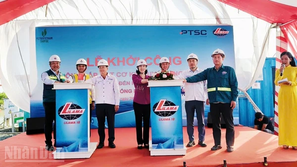Đại diện chính quyền địa phương, chủ đầu tư và nhà thầu thực hiện nghi thức khởi công hạng mục thi công lắp đặt cơ khí tuyến ống bờ thuộc Dự án đường ống dẫn khí Lô B-Ô Môn.