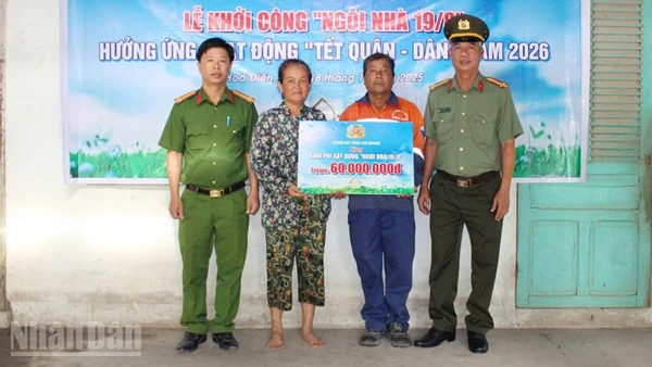 Công an tỉnh An Giang trao bảng tượng trưng 60 triệu đồng cho gia đình ông Dương Núi tại lễ khởi công xây dựng “Ngôi nhà 19/8”.