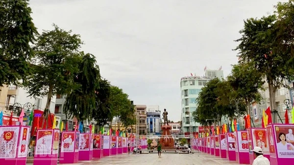 Triển lãm tranh cổ động tấm lớn tại Công viên Tượng đài Anh hùng dân tộc Nguyễn Trung Trực, phường Rạch Giá.