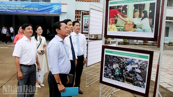 Đại biểu tham quan Triển lãm ảnh tuyên truyền phòng, chống rác thải nhựa năm 2025. 
