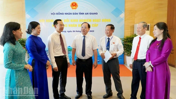 Các đại biểu trao đổi bên lề hội nghị giao ban Hội đồng nhân dân 2 cấp tỉnh An Giang. 
