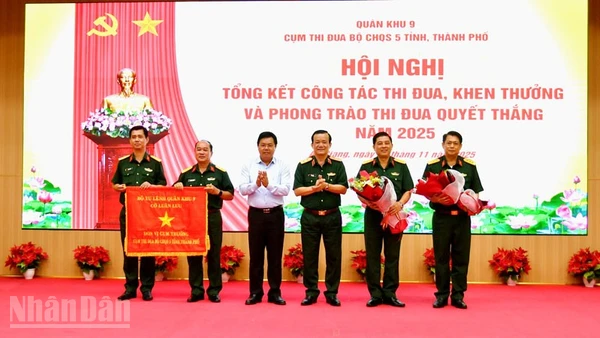 Trung tướng Hồ Văn Thái, Bí thư Đảng ủy, Chính ủy Bộ Tư lệnh Quân khu 9 và Ủy viên Trung ương Đảng, Bí thư Tỉnh ủy An Giang Nguyễn Tiến Hải trao cờ và hoa chúc mừng cho đơn vị cụm trưởng Cụm thi đua Bộ Chỉ huy quân sự 5 tỉnh, thành (Quân khu 9) năm 2026. (Ảnh: PHƯƠNG VŨ).