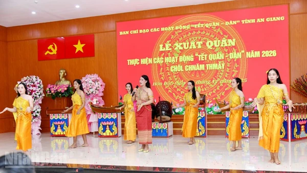Văn nghệ tại Lễ xuất quân “Tết quân-dân” mừng Chol Chnam Thmay năm 2026. (Ảnh: PHƯƠNG VŨ).