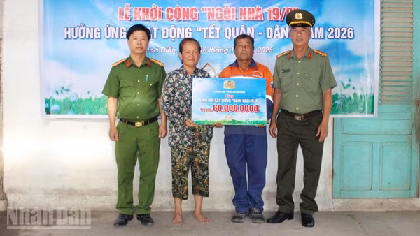 Công an tỉnh An Giang trao bảng tượng trưng 60 triệu đồng cho gia đình ông Dương Núi tại lễ khởi công xây dựng “Ngôi nhà 19/8”.