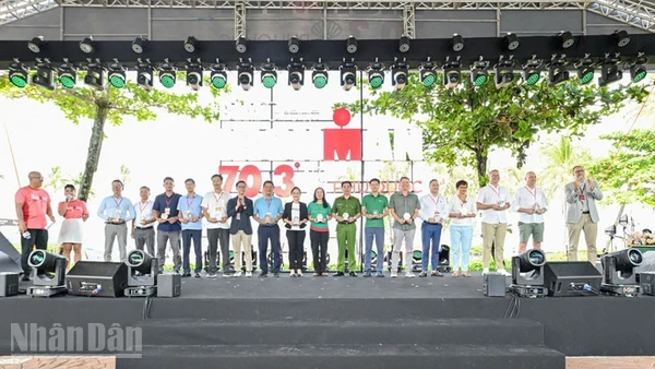 Ban tổ chức tặng quà lưu niệm cho các đơn vị tham gia Tuần lễ BIM Group IRONMAN 70.3 Phú Quốc 2025.