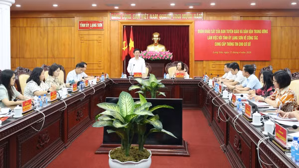 Đồng chí Phó Trưởng Ban Tuyên giáo và Dân vận Trung ương, Trưởng đoàn công tác phát biểu tại buổi làm việc với Tỉnh ủy Lạng Sơn.
