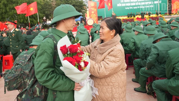 Tân binh nhập ngũ được người thân động viên.