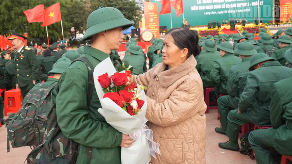 Tân binh nhập ngũ được người thân động viên.