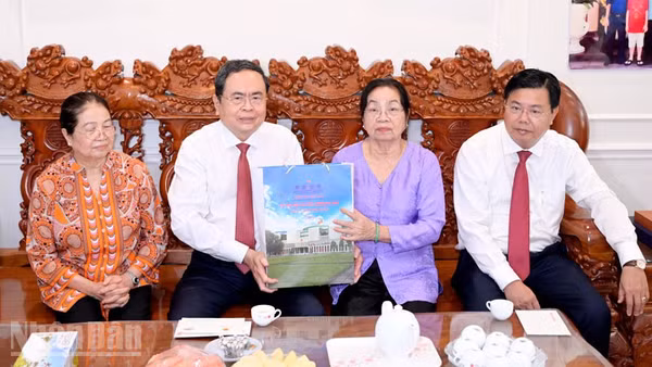 Chủ tịch Quốc hội Trần Thanh Mẫn thăm, tặng quà gia đình chính sách, người có công, cán bộ hưu trí ở phường Rạch Giá. 