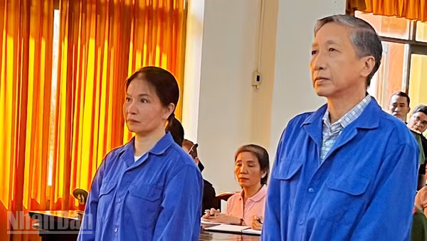 Bị cáo Lê Văn Mót và bị cáo Nguyễn Thị Hằng tại phiên tòa sơ thẩm sáng 21/4/2026.