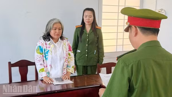 Cơ quan điều tra tống đạt quyết định khởi tố bị can và lệnh bắt bị can để tạm giam đối với Trần Thị Bích Phượng.