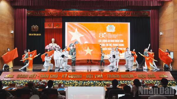 Tiết mục văn nghệ tại Lễ Kỷ niệm.